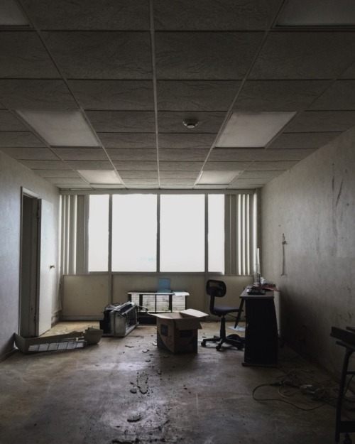 urbexworld:Abandoned red roof inn in Bedford, Ohio.