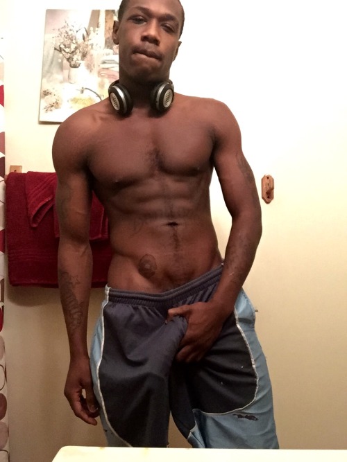 thisbitchdumbyo:  He packin