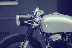 jakeeasley:  Source: http://www.returnofthecaferacers.com/2013/08/elgato-honda-cb750-cafe-racer.html#more