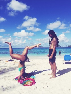 diaryofabaglady:  alexandraelle:  this is how we hang at the beach.  goals