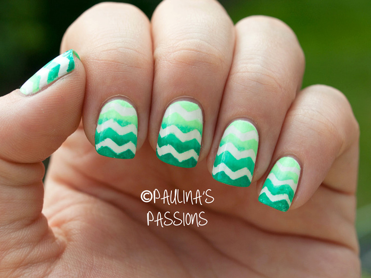 paulinaspassions:  Green Gradient Chevrons :) http://paulinaspassions.com/31dc2013-day-04-green-chevron-gradient-nails/