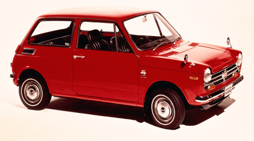 carsthatnevermadeit:  What a difference 42 years makes Alternating views of a Honda N360 (introduced 1967, 1970 version pictured) and the Honda EV-N concept 2009. The EV-N was an electric concept car which took its inspiration from the N 360 Kei car of