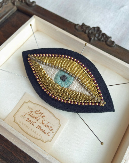 XXX sosuperawesome:  Embroidered brooches and photo
