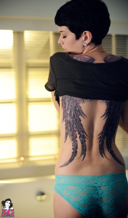 sglovexxx:  Essence Suicide