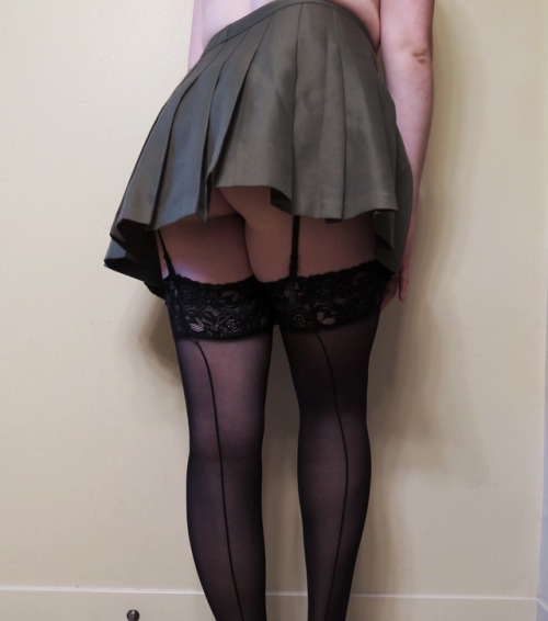 mylittleadventuresinbdsm:  I’m so bad at putting on stockings and garter belts :(