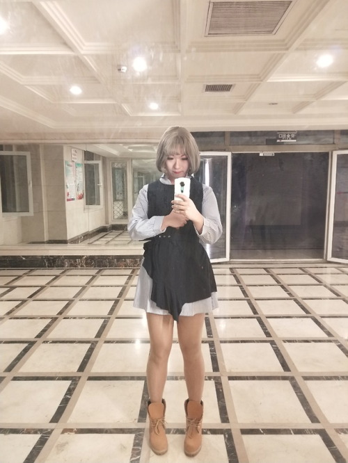 Show my leg for my fans.