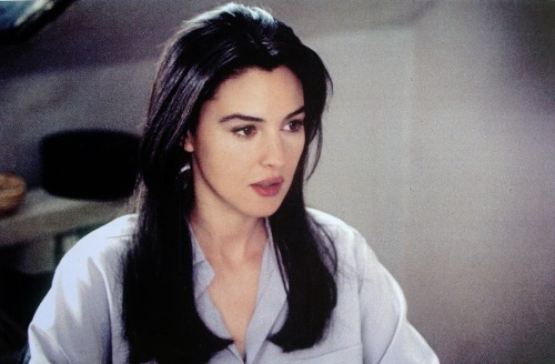 fieldsoflight:Monica Bellucci in L'Appartement (1996)