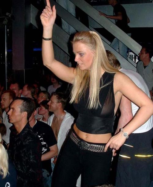 More nip slips and pussy slips pics at http://pussyslip.tumblr.com/