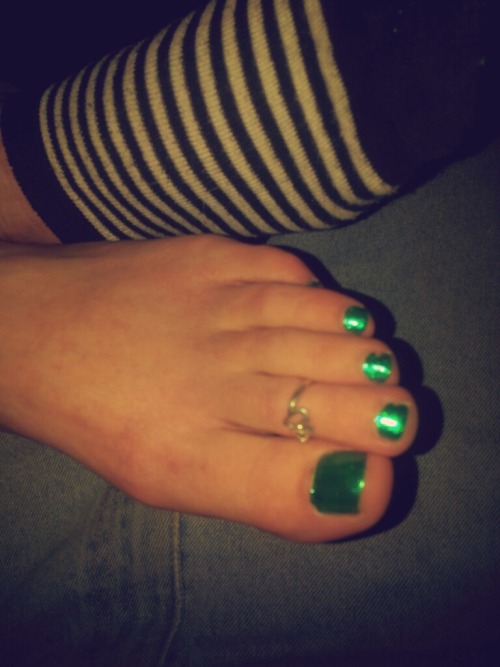 music-lover-3: mikelovesfeet: Just relaxing Relaxin with daddy!
