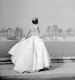 wehadfacesthen:  Model in white satin evening dress by Jacques Heim in a photo by Willy Maywald, Paris, 1949 