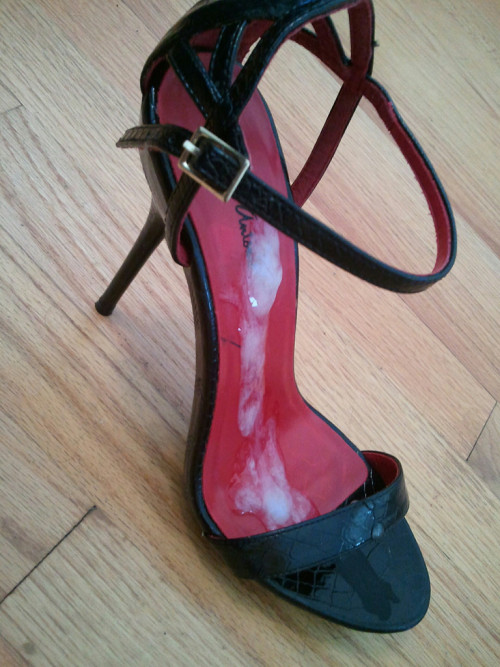 princedk:  hornyforheels:  When mom’s away… I can’t help…  Lovely!