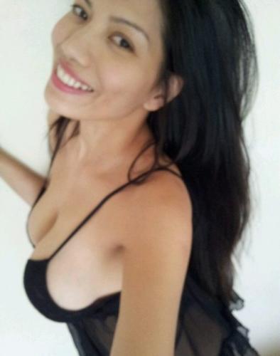 themalaysexaddict:  Asli atau tak asli nenennya? Layan sudehhhh