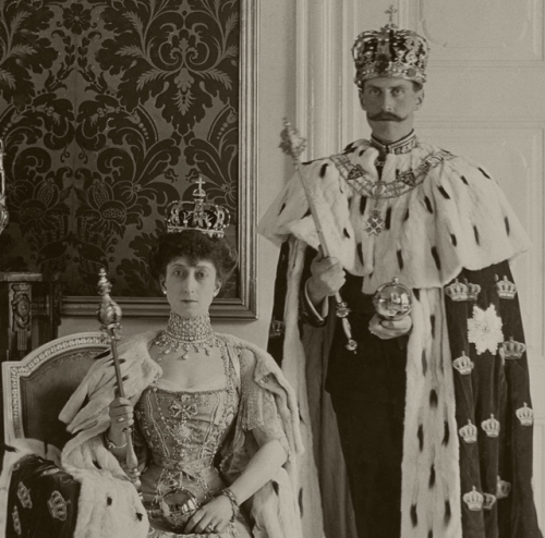 theimperialcourt:King Haakon VII and Queen Maud of Norway wearing the Norwegian Crown Jewels for the