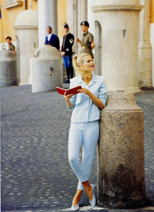 Claudia Schiffer reading in “Roman Holiday” for Vogue US, December 1994, Photograph