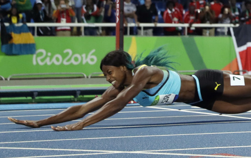 micdotcom: Diving in Olympic track is 100% legal — and it won Shaunae Miller the gold in the 400-mee