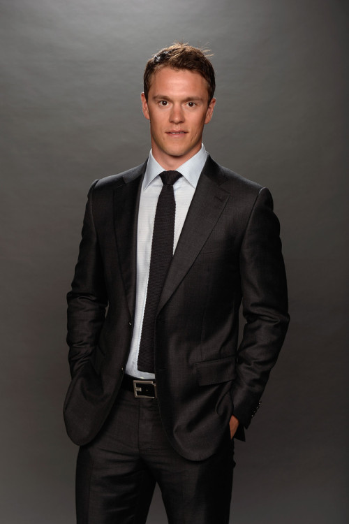 giantsorcowboys:  Shake Your Booty! Before He Did The Ice Bucket Challenge Whilst Water Boarding, Jonathan Toews Shook His Booty And took The Blackhawks To The Stanley Cup! Sexy As Hell, Baby! 