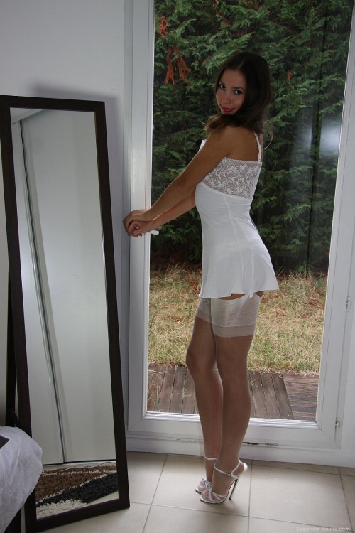 amarriedsissy: White can be so sexy. amarriedsissy.blogspot.com