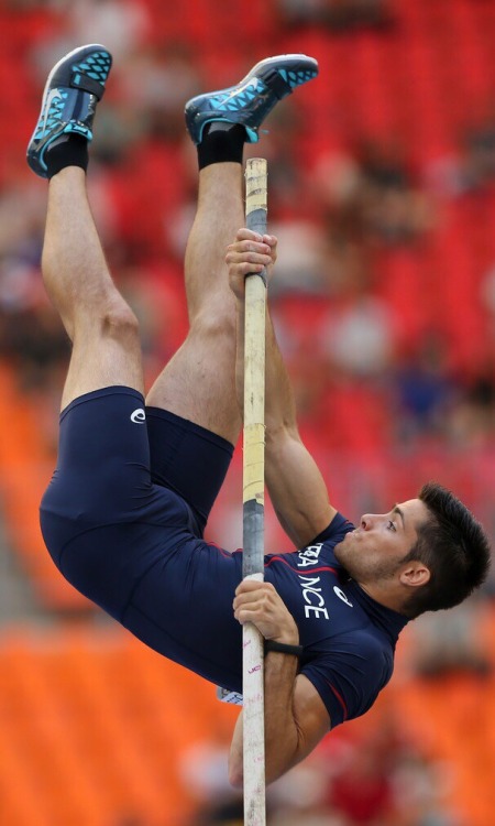 aplethoraofmen:  Nice Pole