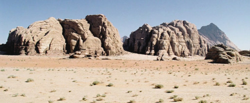 film-picks:theeb (2014)- Director: Naji Abu Nowar- Cinematographer: Wolfgang Thaler”The strong eat t