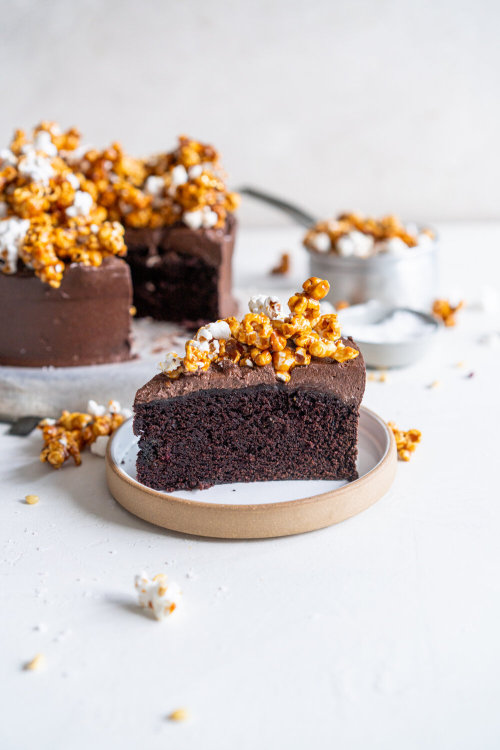 sweetoothgirl:  chocolate buttermilk cake with chocolate cream cheese frosting and honey caramel corn