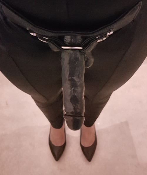 beneathyoualways: domina-butterfly:Waiting for @bslaaf oh my…my throat is ready…and then some