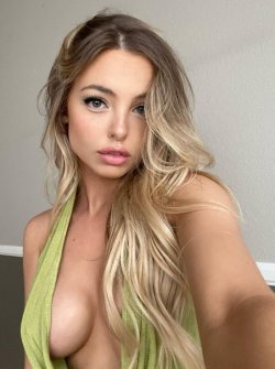 Sex Emma sent a selfie to Mr. Crude with the pictures