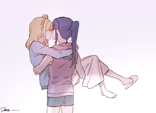 girls kissing