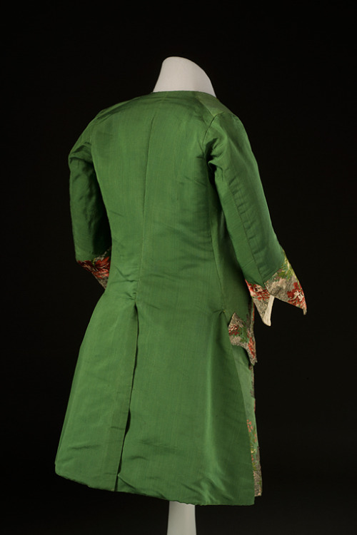 fripperiesandfobs:Waistcoat, 1735-45From Historic Deerfield MuseumOooh I hadn’t seen this one before