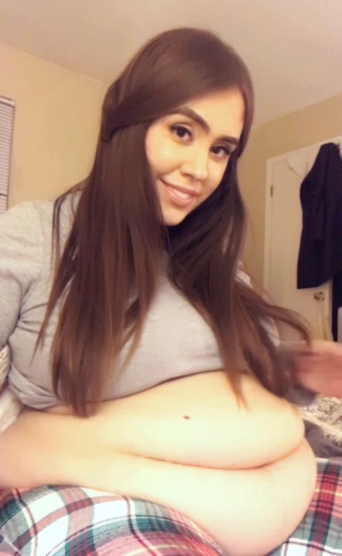 feministhoney:      This belly is too big not to show off 