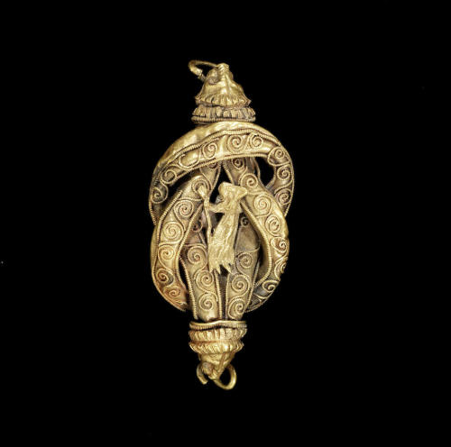 ancientjewels: Hellenistic gold Herakles knot pendant featuring an image of a dancing Maenad, c. 4th