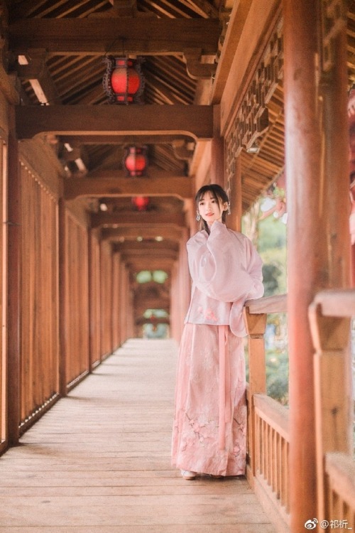 ziseviolet: yansanniang: 《梦桃源》楼上听雨，堂前焚香。小廊伞罢指犹凉。 祁祈_ Traditional Chinese Hanfu - Type: Upright-colla