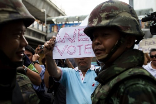 globalvoices:The military only have weapons, but weapons cannot win over the people’s hearts and cha