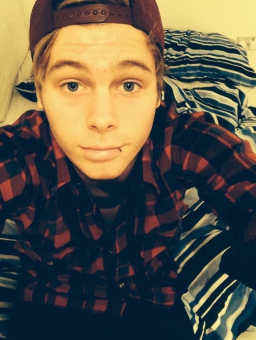 sexycliffconda: Luke + Selfies