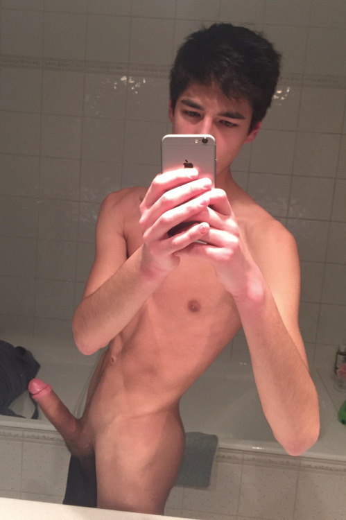 male-frontals:  Hot uncut guy!