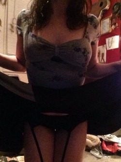 littlepixxxie:  Meow I don’t rly like this one but who doesn’t love garter belts