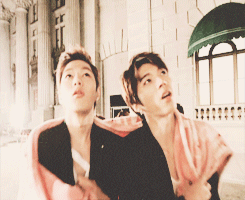 eteru:  23 / INFINITE making story in LA → myungsoo and woohyun share a blanket ლ(❛◡❛✿)ლ