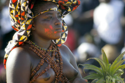 Angolan carnival girl, by Emmanuel Requião.