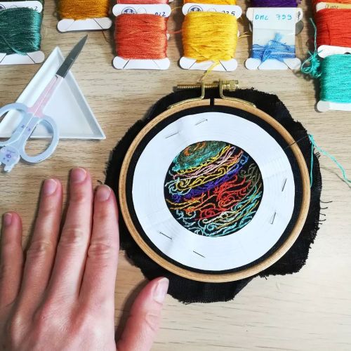  “Saturn”WIP…Second steps :- I embroider the outlines of my embroidery with split