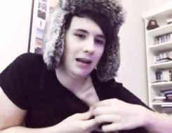  «Dan, show us your collar bones» 