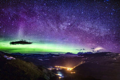 expose-the-light:Stunning Northern Lights Glow Over the Rocky Mountains