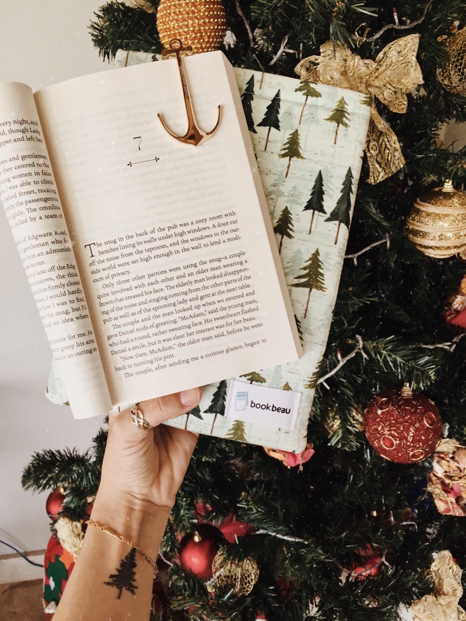 adventureandpages: I miss Christmas already 🎄  Bookstagram | Goodreads | Twitter