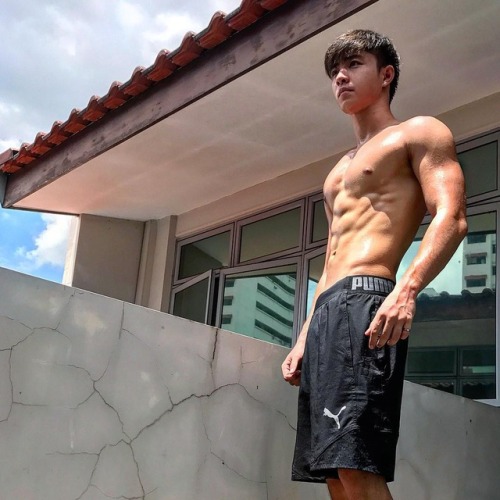 fuckyeahfuckstory: chadhu:sjiguy: New Year’s special: Mediacorp actor Zong Zijie seems to be growi