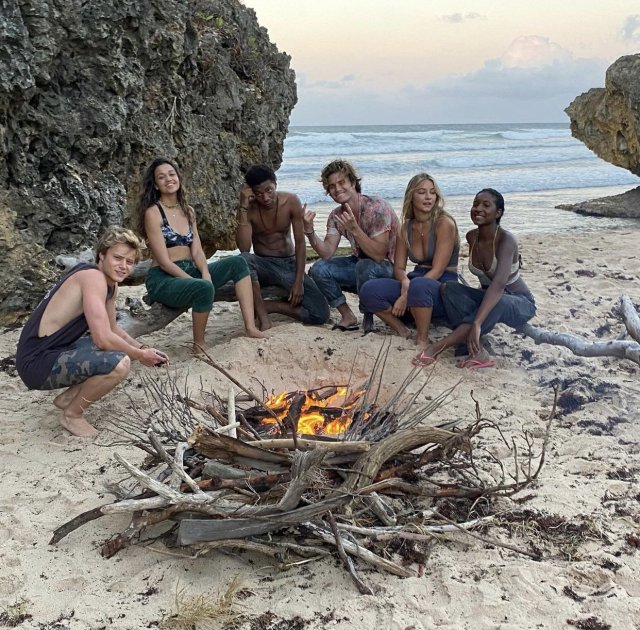 Novas fotos de Madelyn Cline durante as gravações da segunda temporada de Outer Banks! | Michael Jefferson via Instagram ?