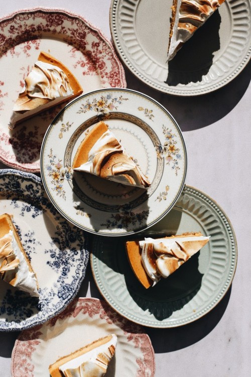 sweetoothgirl:  Pumpkin Cheesecake with Gingersnap