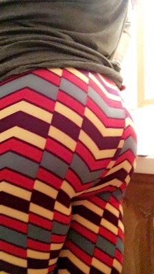 amotuamor:  Guys. How cute are my new leggings?