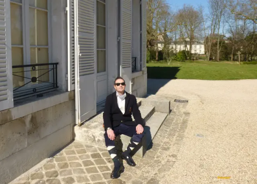 Preppy Men Style In Versailles, Wearing Navyblue Sebago Classic Loafers, Long Burlington Argyle Socks,