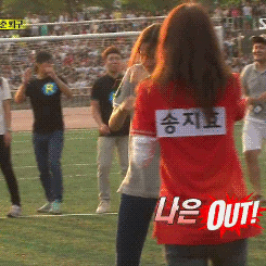 mongji-fan:   JiHyo and her younger sisters~  When they are hurt she hugs &amp;