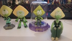 eyzmaster: #blog So many Peris!! Out of all the lil’ Peridot figures I have so far, I can say easily my favorite one so far is the only fanmade one, not the official merch. Look at her! @bupiti made such a fantastic job!!! &lt;3  I WANT!!!! &lt;3 &lt;3