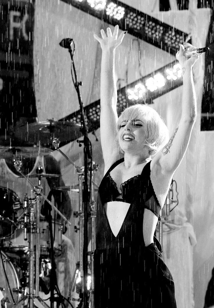 black-and-white-gaga:  Preforming on Good Morning America