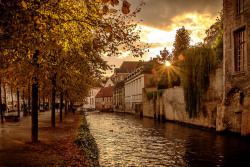 visitheworld:  Evening stroll along Dijver